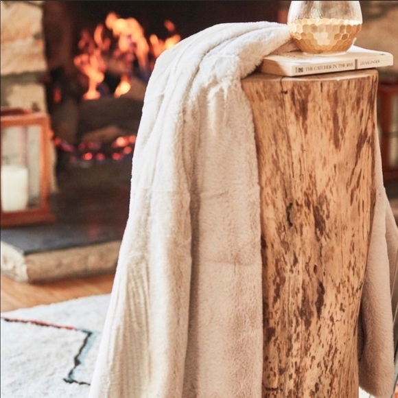 UnHide for love not fur blanket 50x60 New!!! - Picture 3 of 7